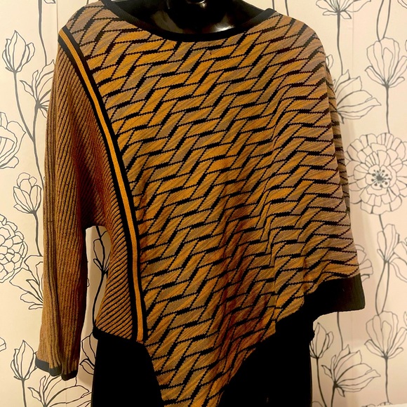 Gaspari. Dino Gaspari Montreal. Hybrid Sweater Cape. Definite Outlander vibes. - Picture 8 of 8